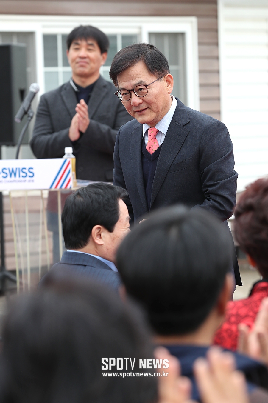 [포토S] 테니스 동호인들에게 인사 하는 김영수 대표이사