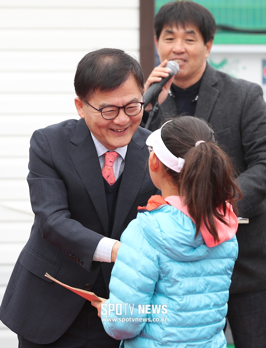 [포토S] 장학금 전달하는 김영수 대표이사