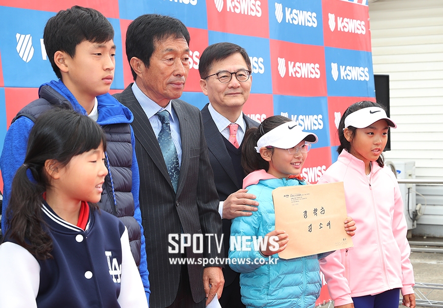 [포토S] 성기춘 회장-김영수 대표이사, 테니스 꿈나무들과 함께