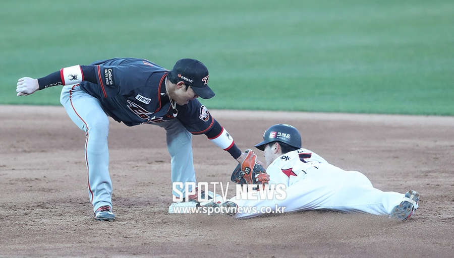 [포토S] 2루 도루 성공하는 홍현빈