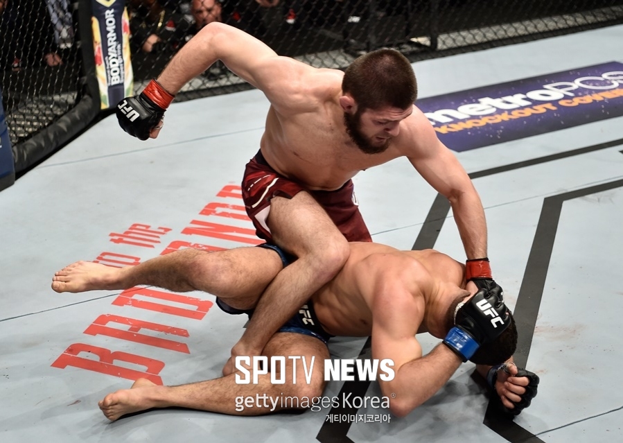 [오늘의 UFC] 하빕 26연승으로 챔피언…맥그리거 512일 만에 타이틀 박탈