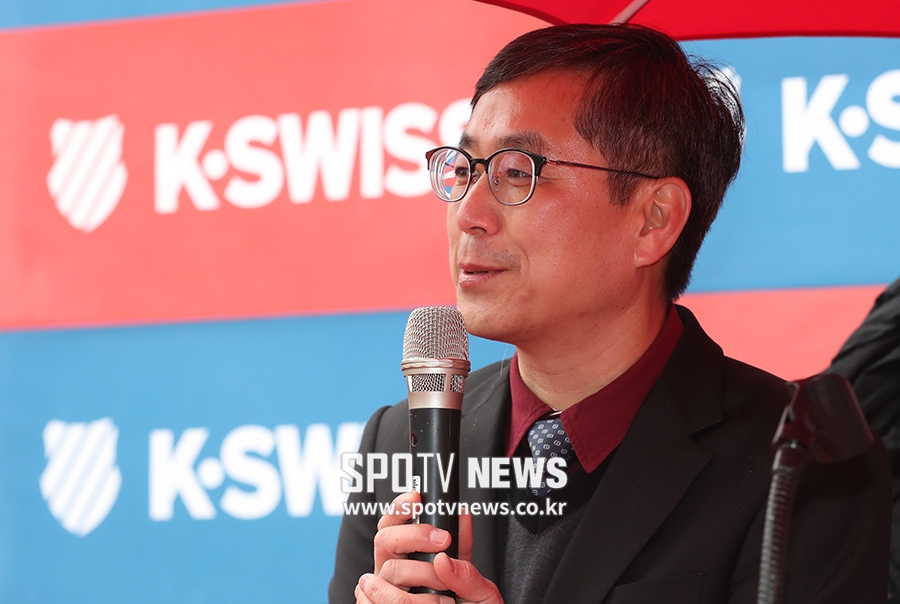 [포토S] 인사하는 화승 백승철 전무