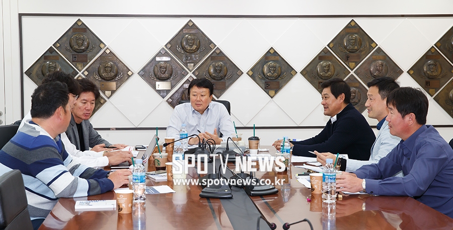 [포토S] 아시안게임 대표팀 명단 논의하는 코칭 스태프