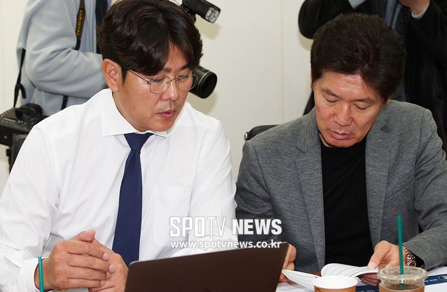 [포토S] 투수 명단 논의하는 정민철-이강철 코치