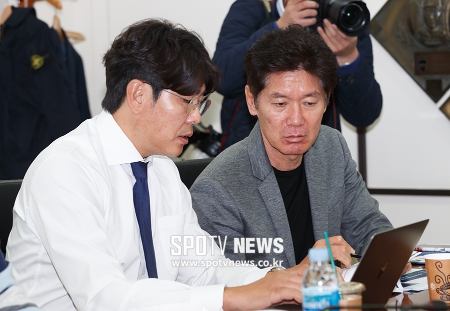 [포토S] 이강철-정민철 코치, '투수는 누굴 뽑나'