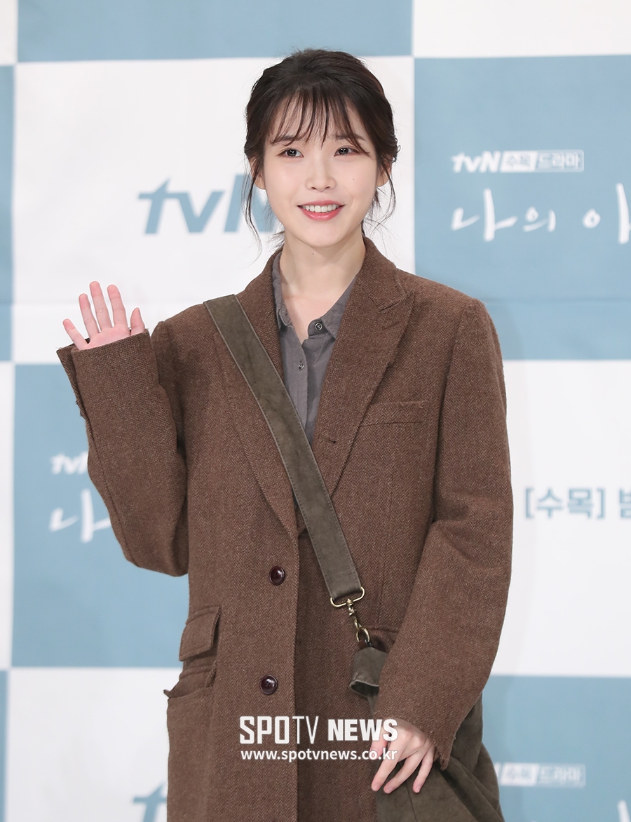 [포토S] 아이유, 잔잔한 미소 지으며