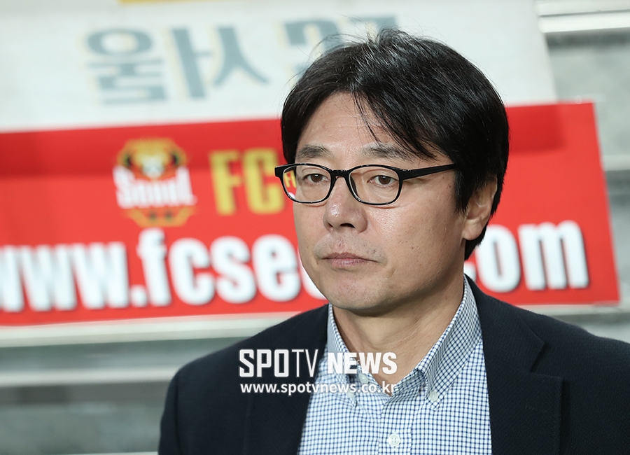 [포토S] 그라운드 바라보는 황선홍 감독