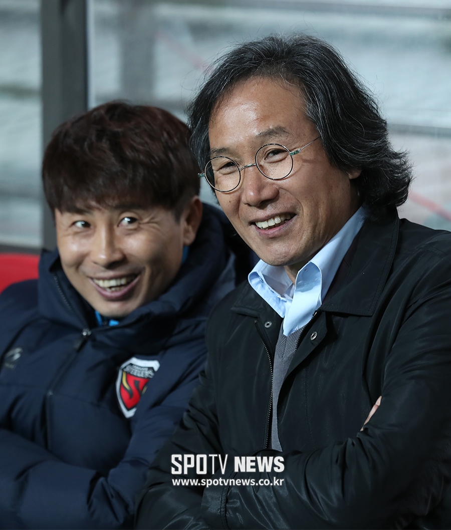 [포토S] 최순호 감독, 여유 넘치는 원정 경기