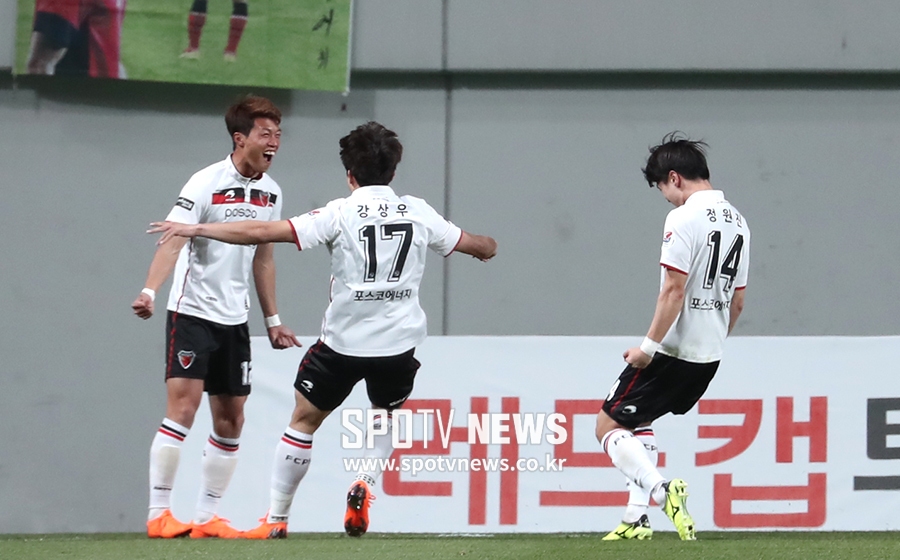[포토S] 득점 올리고 환호하는 포항 김승대