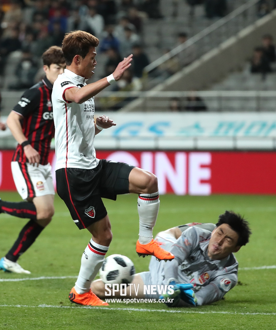 [포토S] 김승대 강슛 막아내는 양한빈