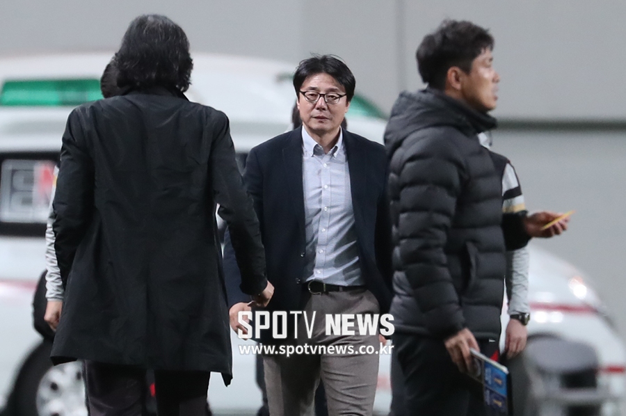[포토S] 시즌 첫 승 거둔 황선홍 감독