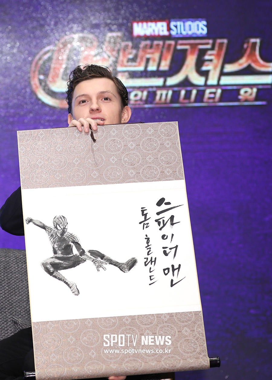 [포토S] 톰 홀랜드, '스파이더맨 수묵화 어때요?'