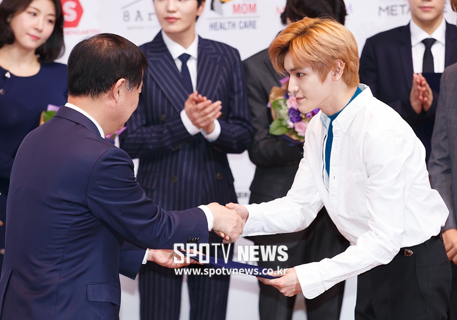 [포토S] NCT 127 태용, 남자답게 악수