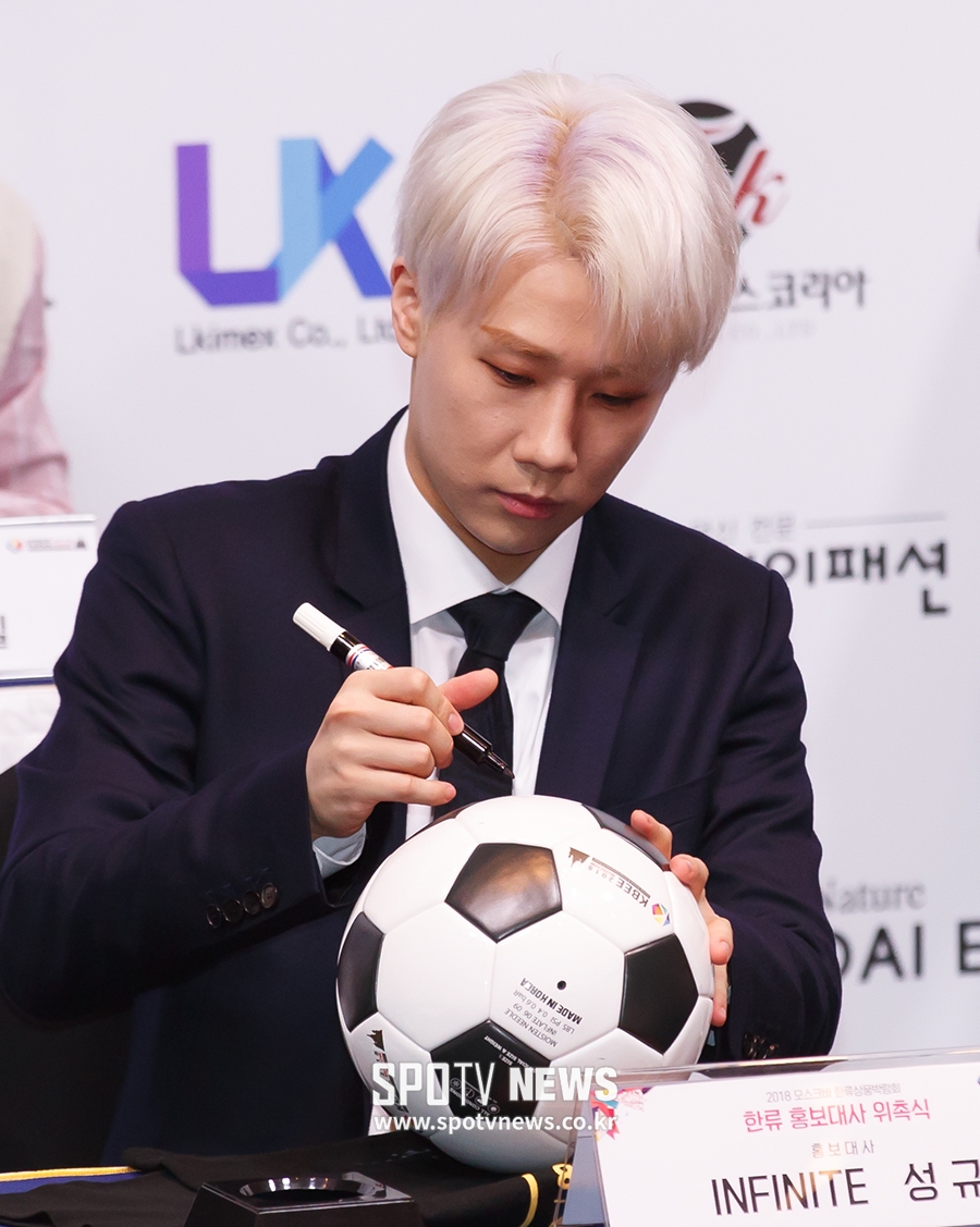 [포토S] 축구공에 사인하는 인피니트 성규