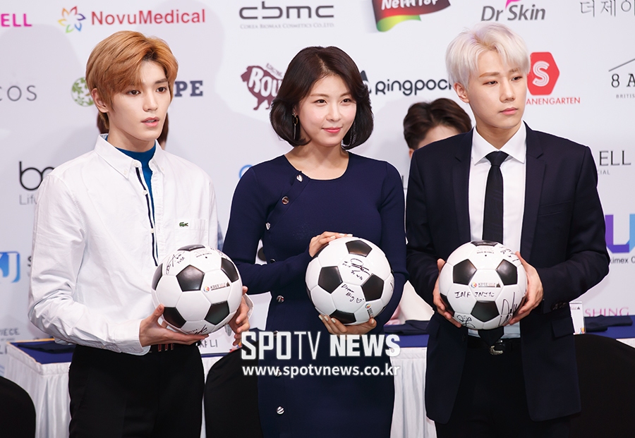 [포토S] 태용-하지원-성규, 한류 스타들이 사인한 축구공 들고