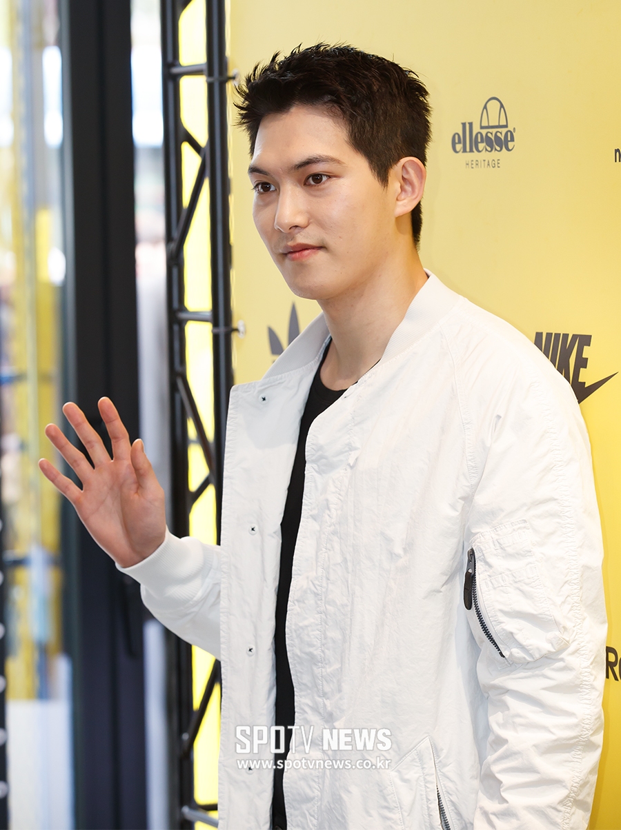 [포토S] 씨엔블루 이종현, 남자답게 손인사
