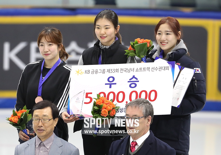 [포토S] 기념 촬영 갖는 노아름-심석희-노도희