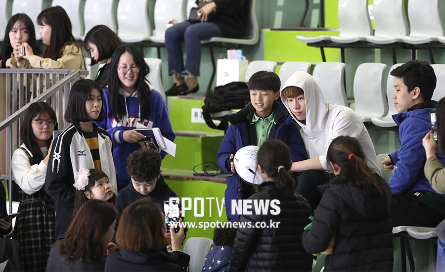 [포토S] 황대헌, 아이들에게 둘러싸여
