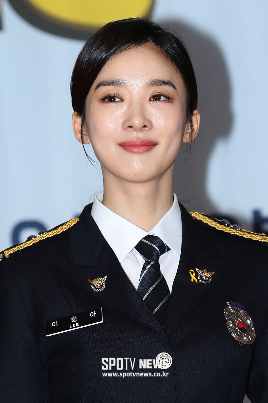 [포토S] 이청아, 눈에 띄는 제복 위 세월호 리본