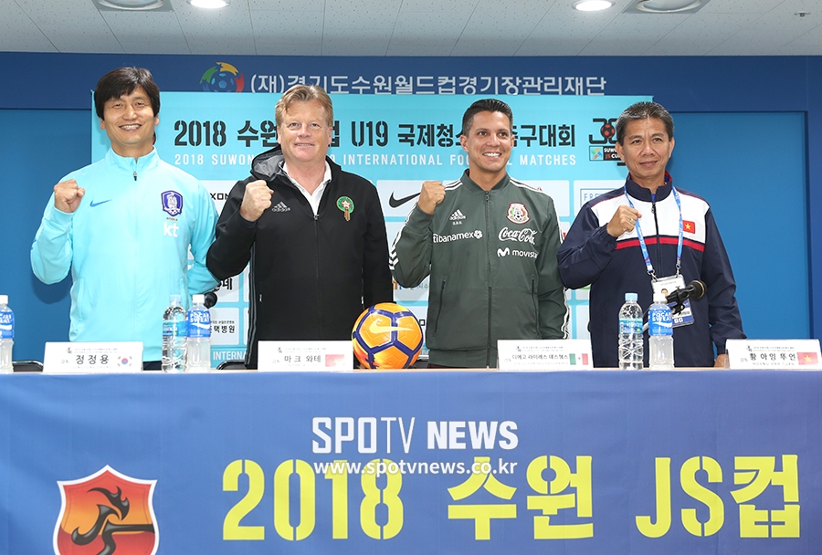 [포토S] 파이팅 포즈 취하는 JS컵 출전국 감독들