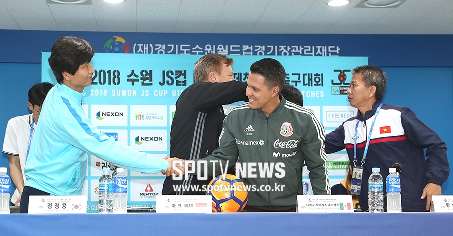 [포토S] JS컵 출전국 감독들, '좋은 경기 펼쳐 봅시다'