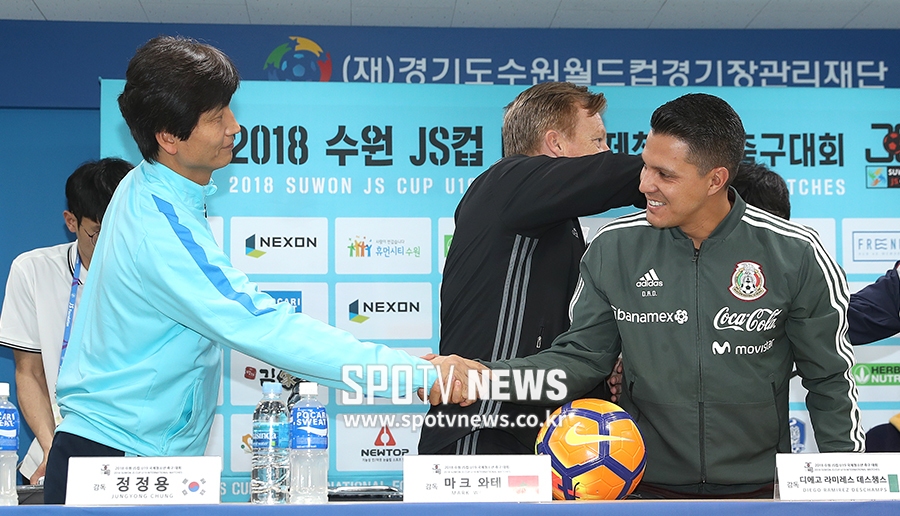 [포토S] 악수 나누는 정정용-디에고 라미레스 감독