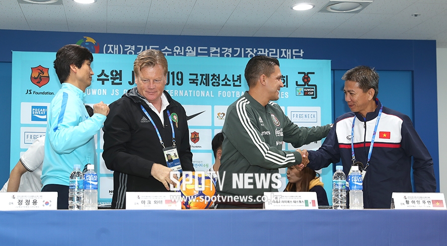 [포토S] 인사 나누는 감독들