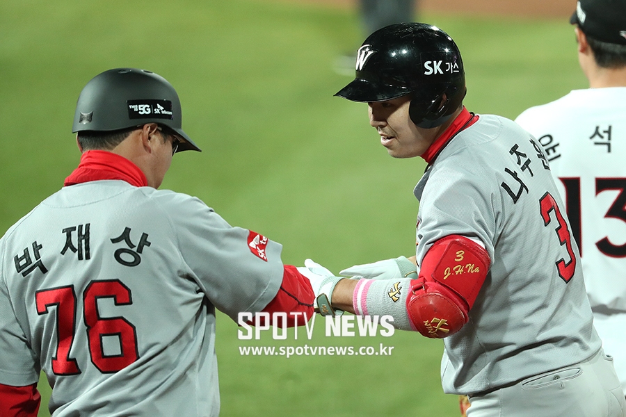 [포토S] 나주환, '코치님 동점입니다'