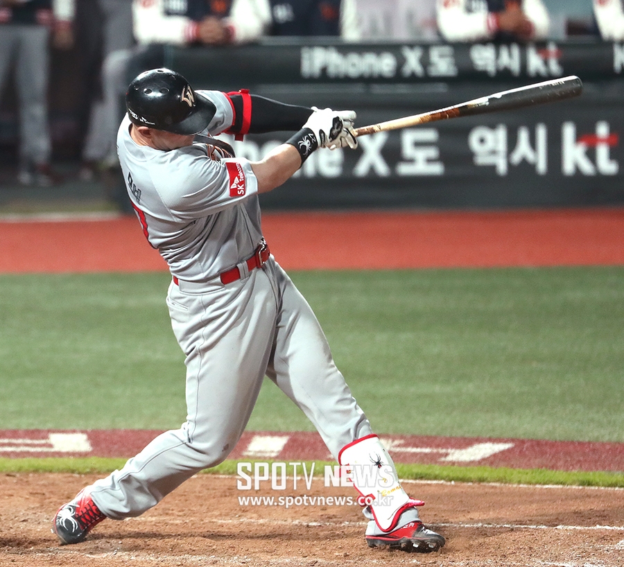 [포토S] 시즌 9호 홈런 날리는 로맥