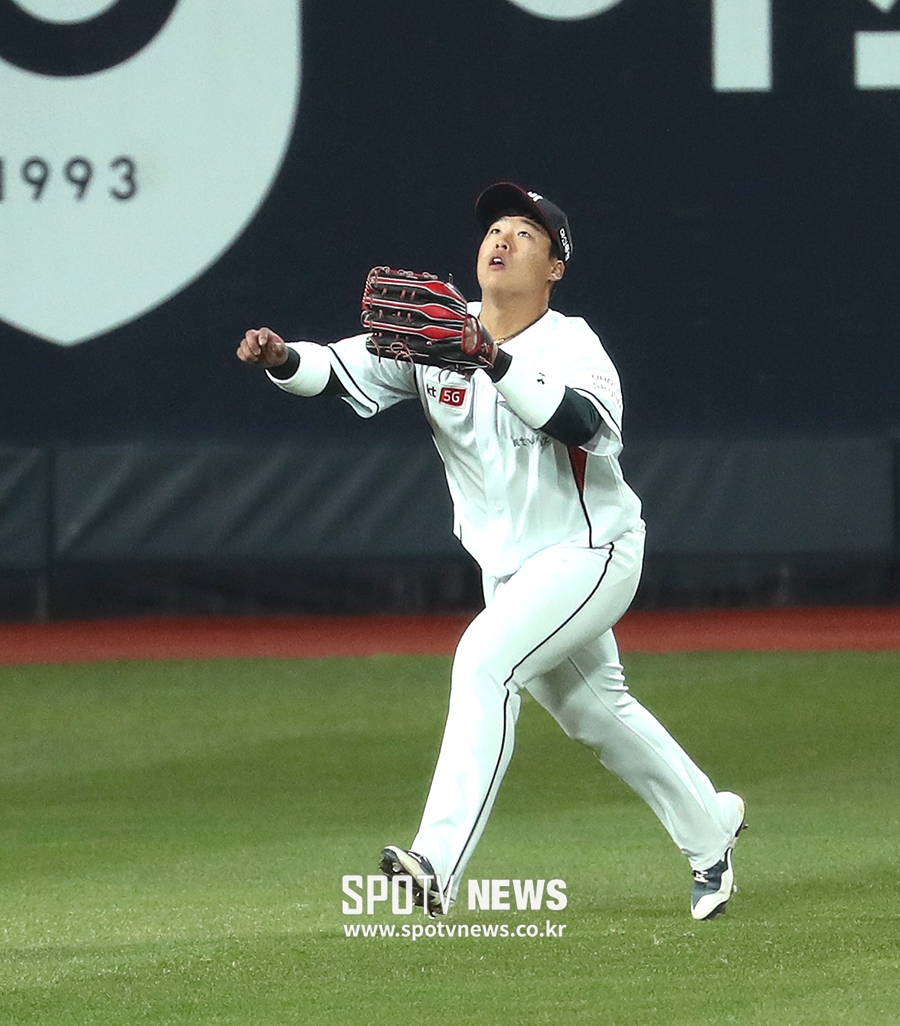 [포토S] 강백호, 집중해서 외야 수비!
