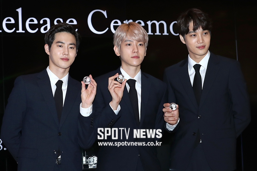 [포토S] 수호-백현-카이, 기념 주화 들고!