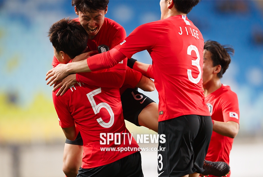[포토S] 김현우 첫 득점에 기뻐하는 대한민국 선수들