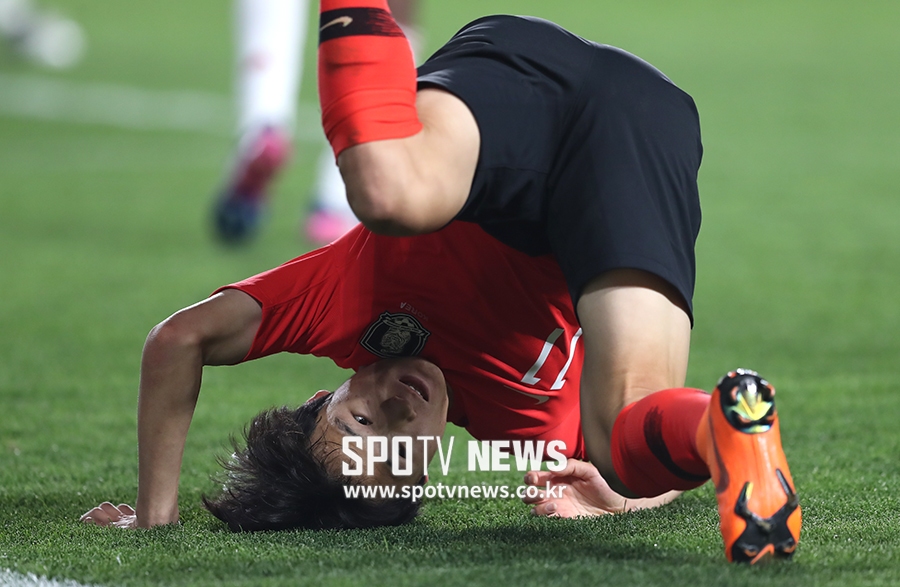 [포토S] 엄원상, '몸을 아끼지 않고'