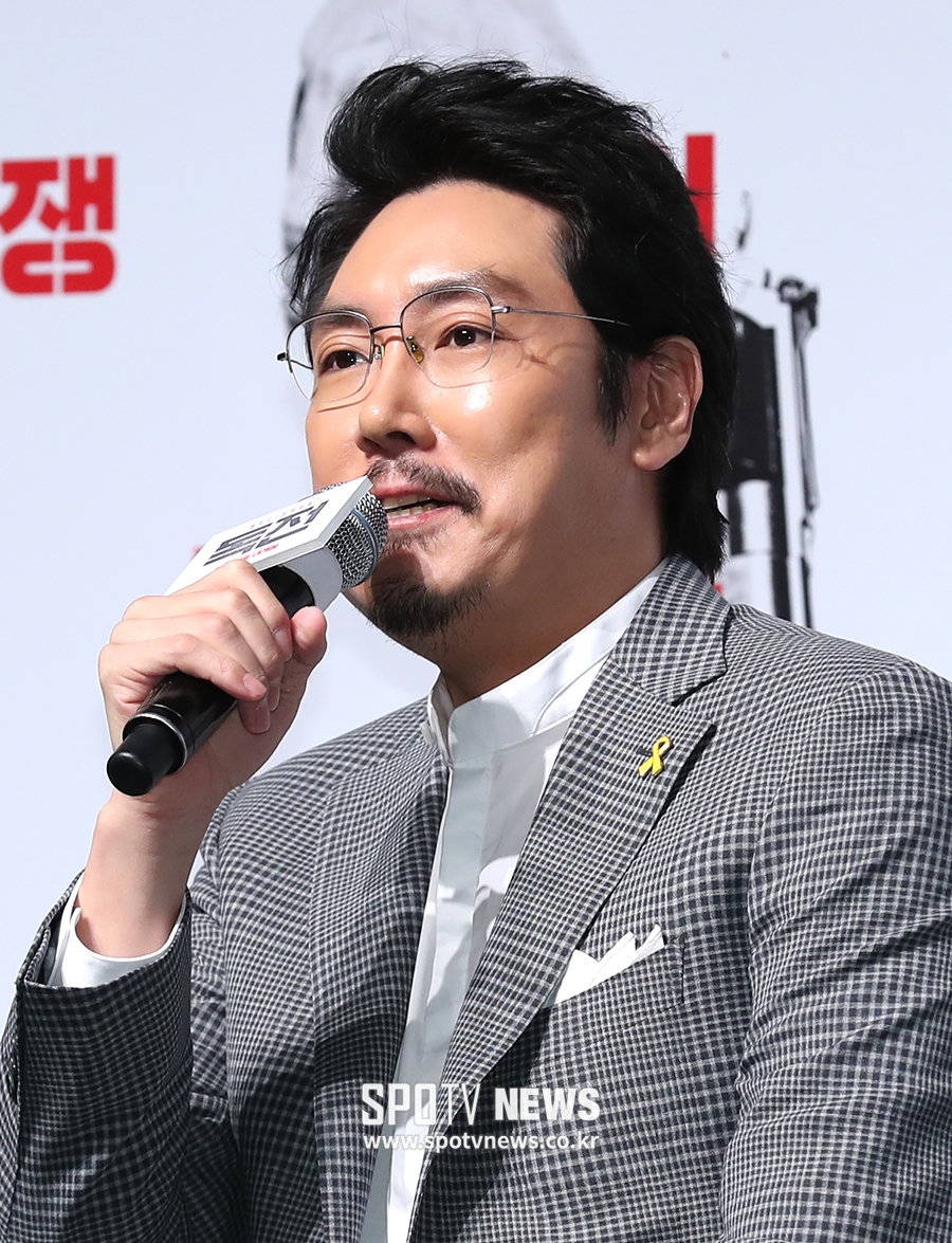 [포토S] 세월호 배지 달고 인터뷰 나선 조진웅