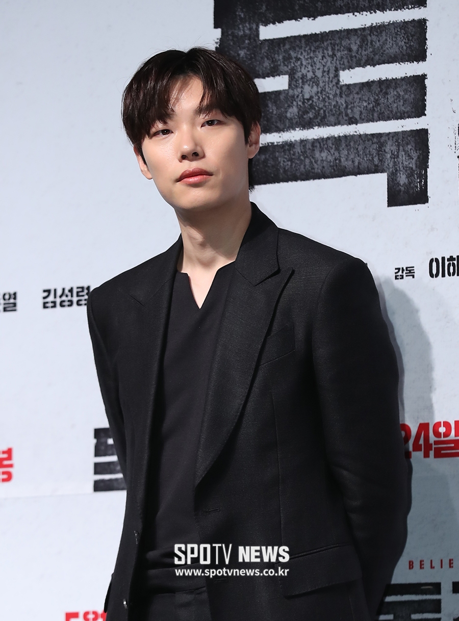 [포토S] 포즈 취하고 있는 배우 류준열