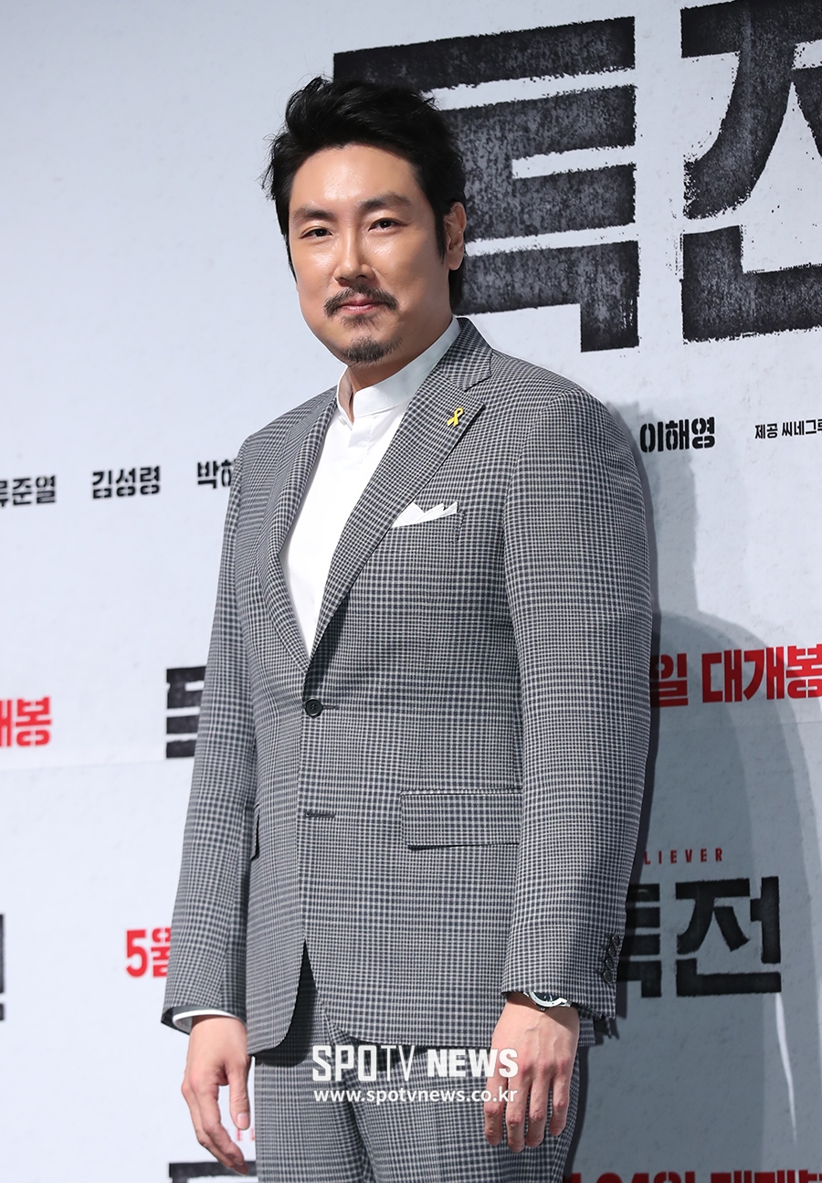 [포토S] 포즈 취하고 있는 배우 조진웅