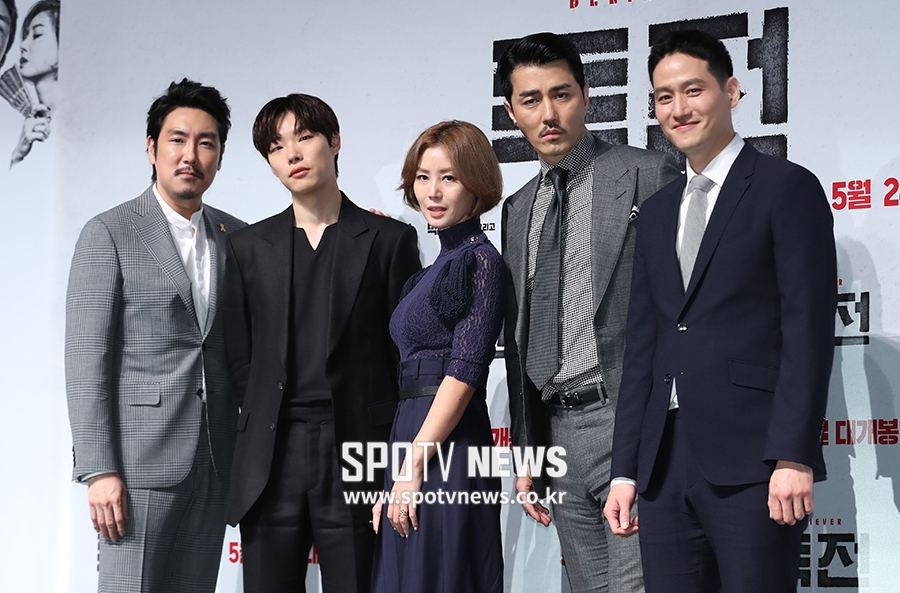 [포토S] 포즈 취하는 영화 '독전' 배우들