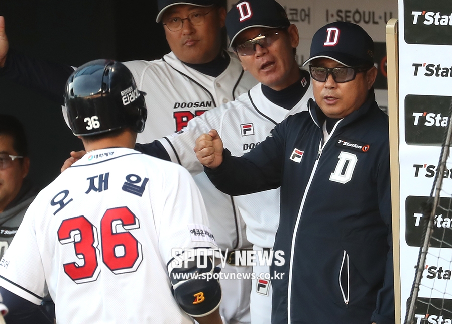 [포토S] 김태형 감독, '오재일 홈런 좋았어'