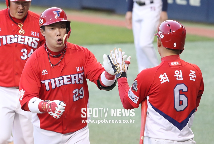 [포토S] 홈런 하이파이브 하는 나지완