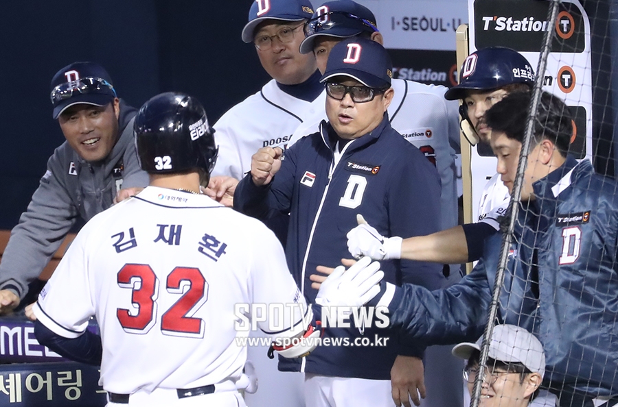 [포토S] 김재환, 김태형 감독의 환영 받으며