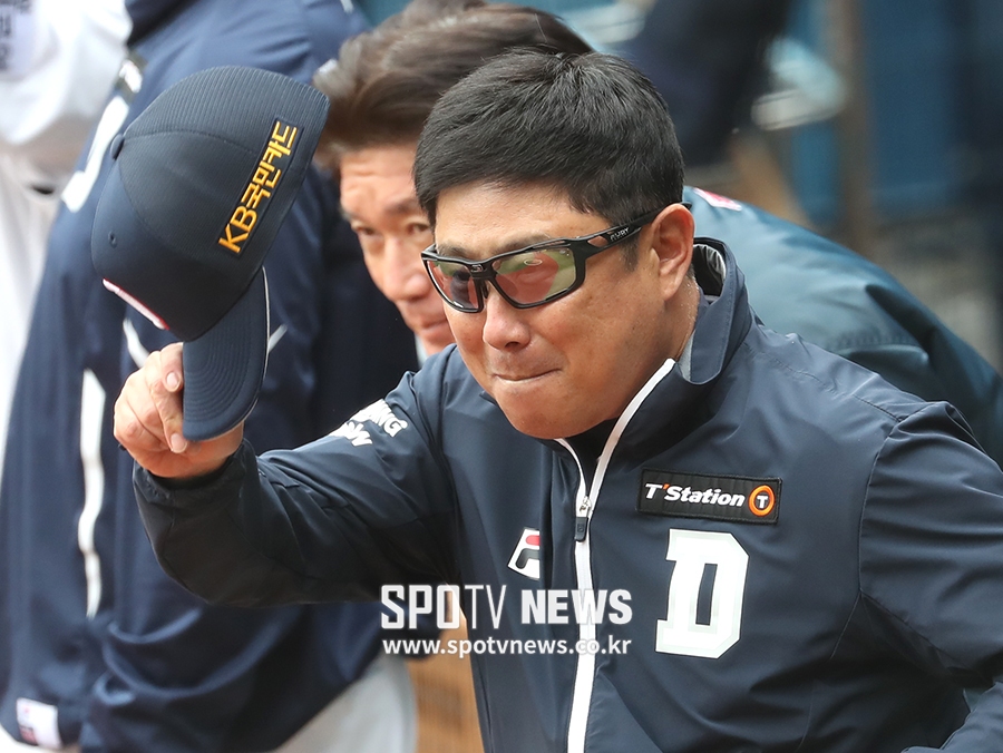 [포토S] 김기태 감독 향해 인사하는 김태형 감독
