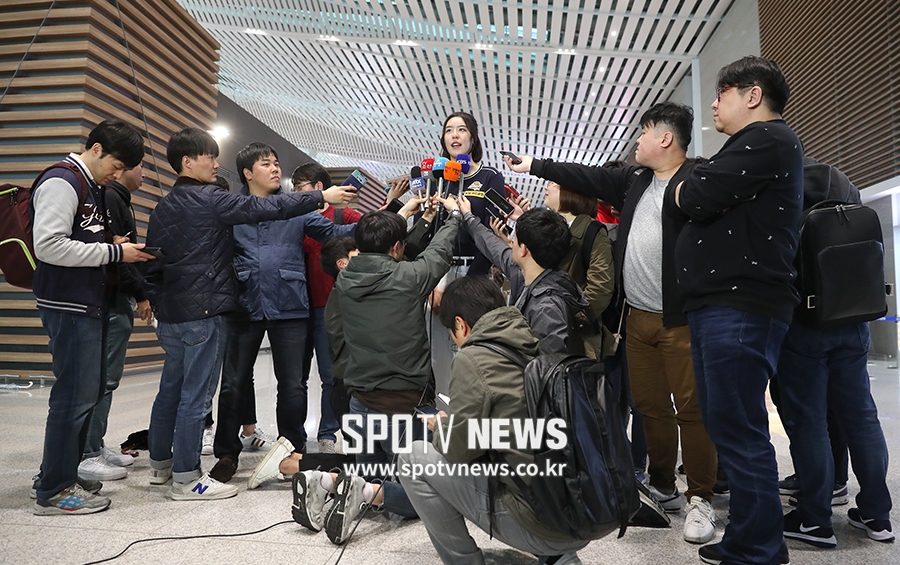 [포토S] 많은 취재진에 둘러싸인 박지수