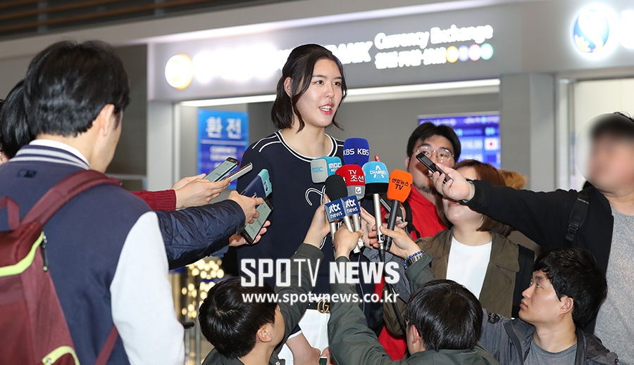 [포토S] 미국 출국 전 인터뷰 하는 박지수