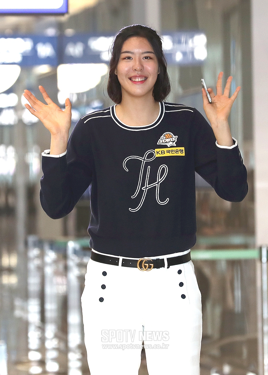 [포토S] 'WNBA 진출' 박지수, 귀엽게 양손 인사