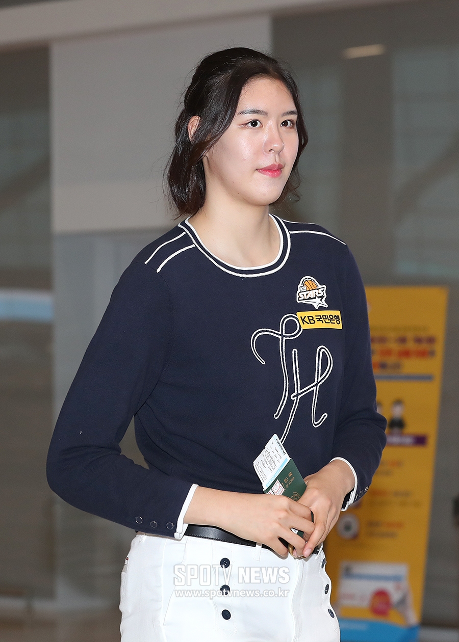 [포토S] 박지수, 설레는 마음 안고 미국으로 출국