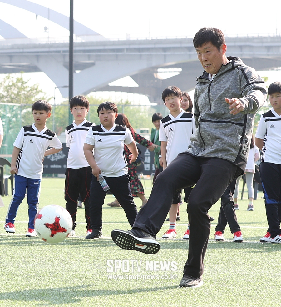 [포토S] 차범근 감독, 축구 꿈나무들 앞에서 멋지게 시축