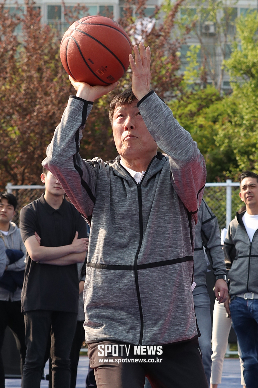 [포토S] 차범근 감독, 오늘은 농구공 들고