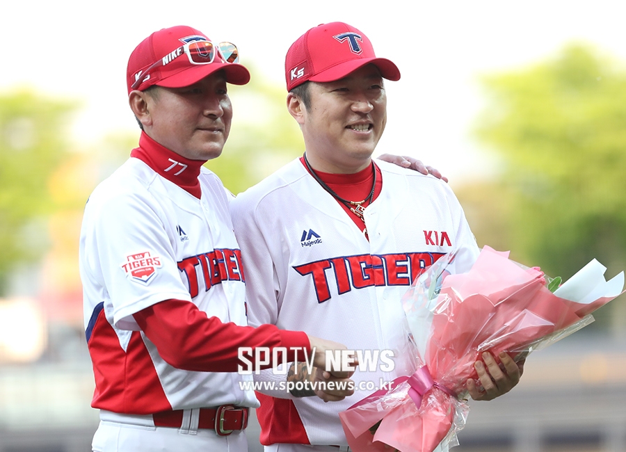 [포토S] 김기태 감독에게 1,500 안타 축하 받는 최형우