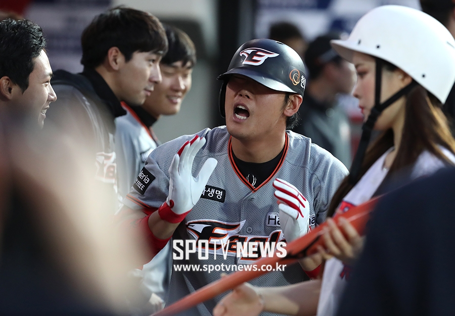[포토S] 격하게 홈런 축하 받는 하주석