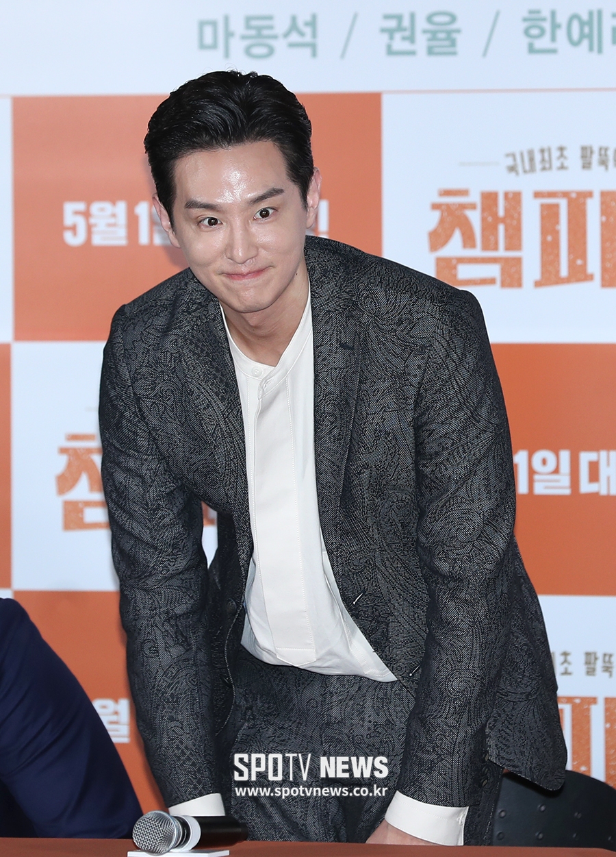 [포토S] 취재진에게 인사하는 권율